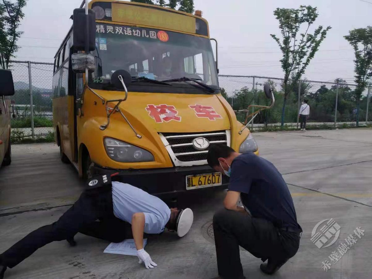 赤壁交警開展上門服務(wù)為校車“體檢” 赤壁交警開展上門服務(wù)為校車“體檢”