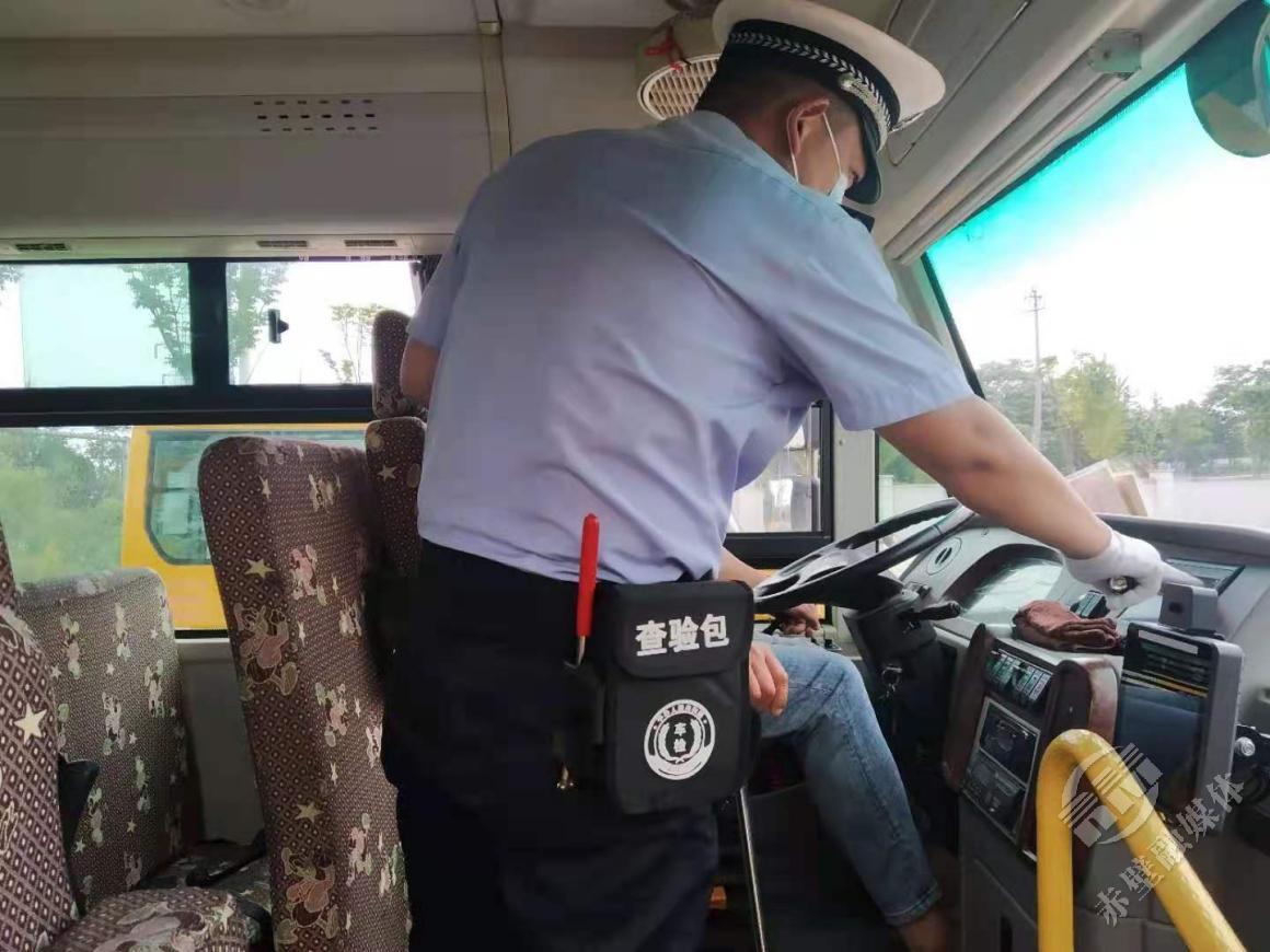 赤壁交警開展上門服務(wù)為校車“體檢” 赤壁交警開展上門服務(wù)為校車“體檢”