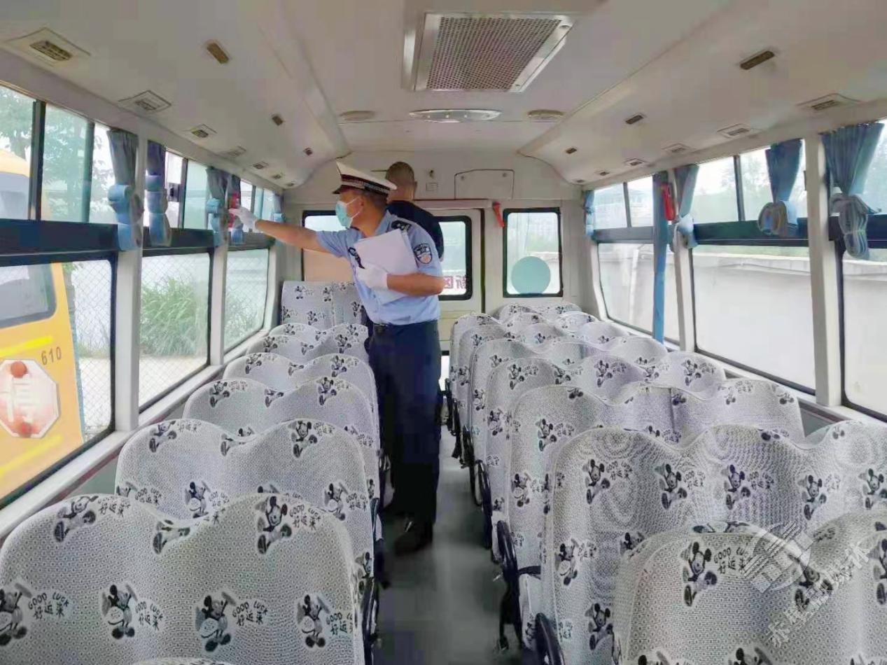 赤壁交警開展上門服務(wù)為校車“體檢” 赤壁交警開展上門服務(wù)為校車“體檢”