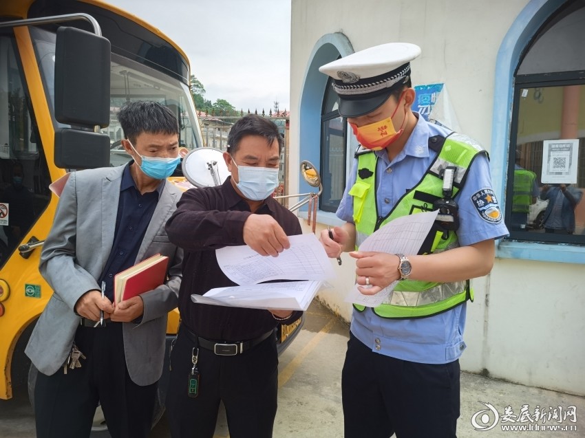 白馬鎮(zhèn)組織開展校車安全大檢查/ 白馬鎮(zhèn)組織開展校車安全大檢查