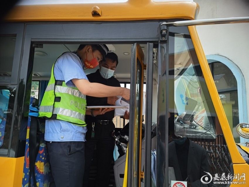 白馬鎮(zhèn)組織開展校車安全大檢查/ 白馬鎮(zhèn)組織開展校車安全大檢查