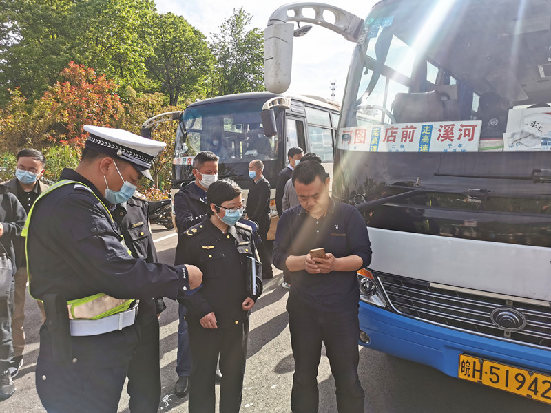 岳西開展校車及接送學(xué)生車輛聯(lián)合檢查/ 岳西開展校車及接送學(xué)生車輛聯(lián)合檢查