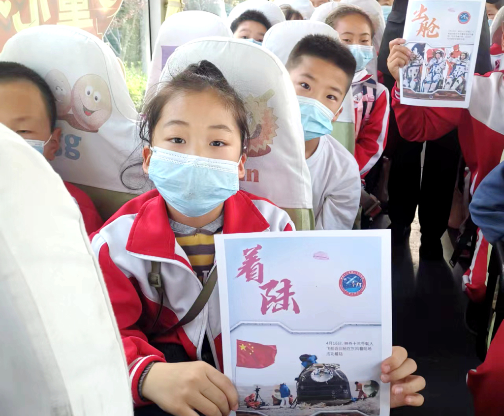 交運(yùn)平度溫馨校車“航天夢(mèng)”主題流動(dòng)課堂 交運(yùn)平度溫馨校車“航天夢(mèng)”主題流動(dòng)課堂