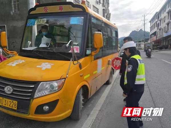 鳳凰縣開展校車頑瘴痼疾集中整治行動/ 606faf59ea4e34efc585a3d47e1454f.jpg