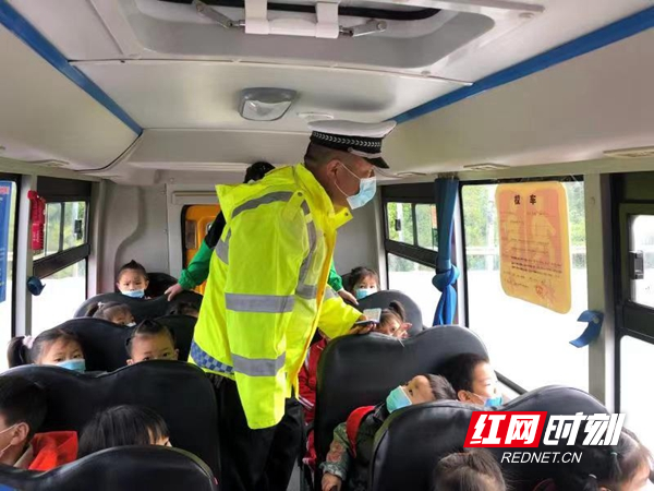 鳳凰縣開展校車頑瘴痼疾集中整治行動/ 8ff7ab19b26d6e7fbca004a59d7d819.jpg