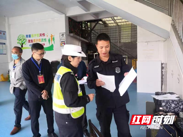 鳳凰縣開展校車頑瘴痼疾集中整治行動/ 972273fa34eb25f9058ad2b8f95c05a.jpg