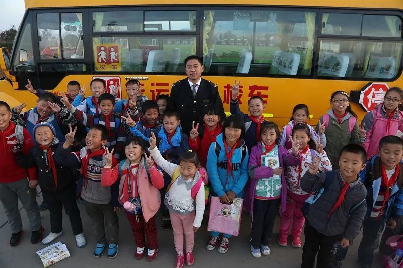 到今天上午，青島大鼻子校車開通整十年啦！