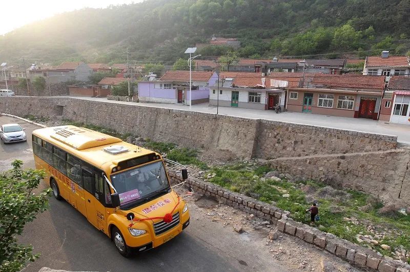 到今天上午，青島大鼻子校車開通整十年啦！