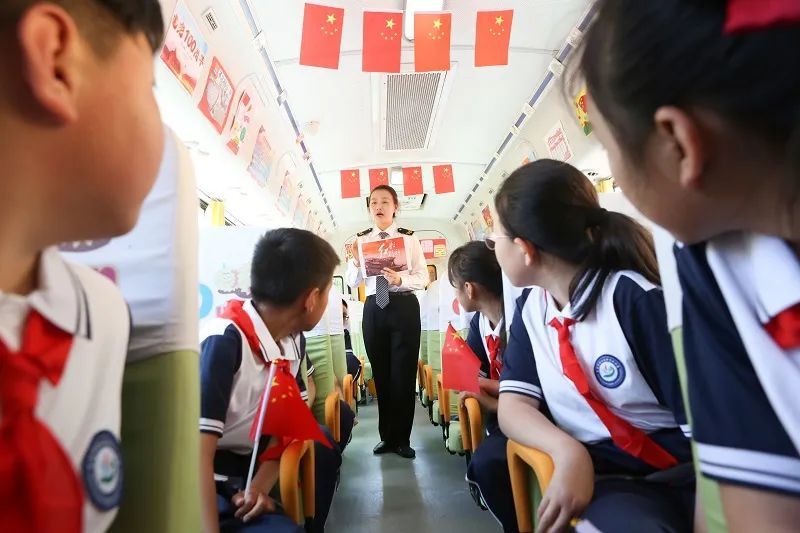 到今天上午，青島大鼻子校車開通整十年啦！