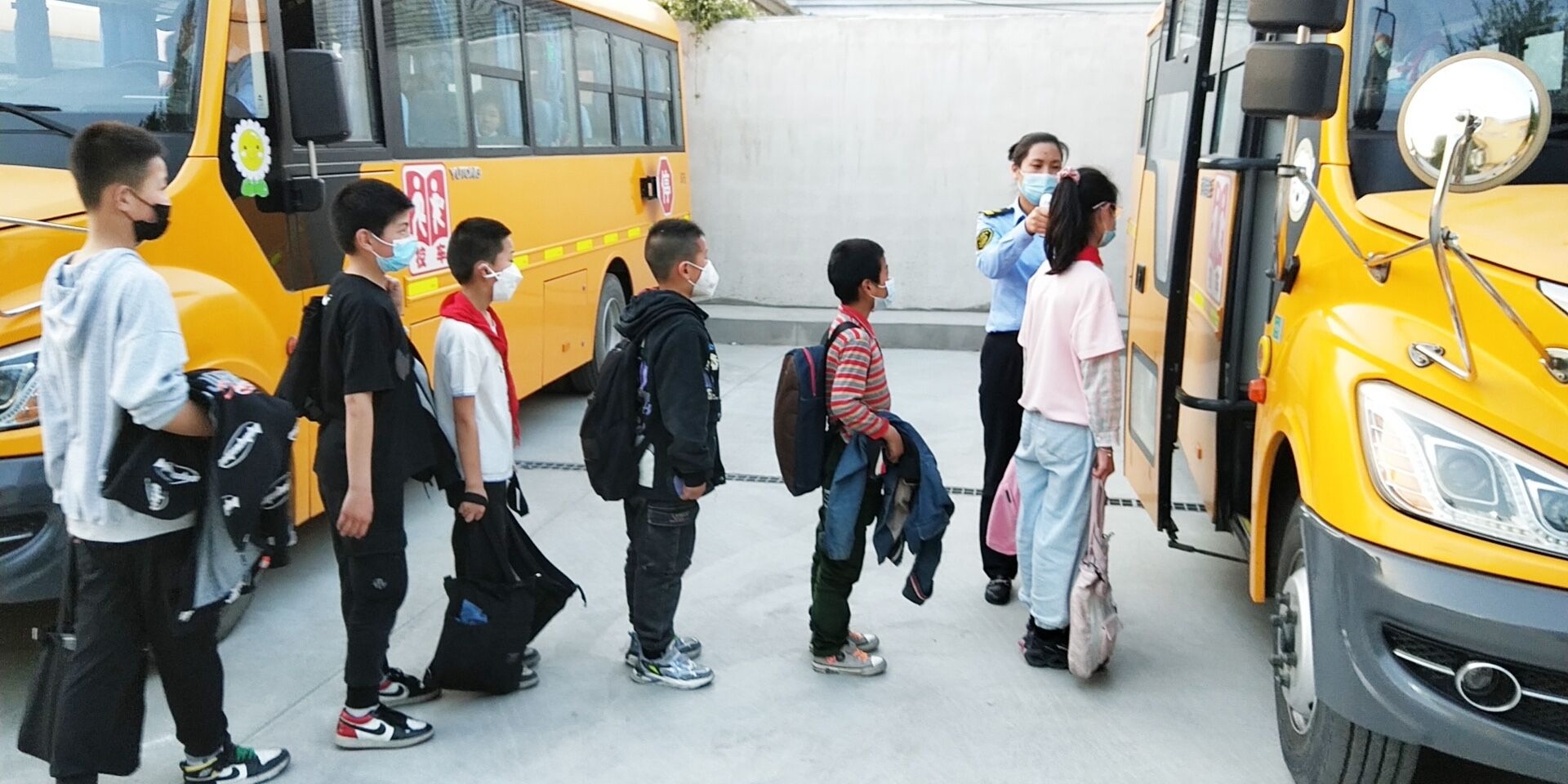 連汽灌云欣達校車積極做好“五一”期間學(xué)生運輸保障工作