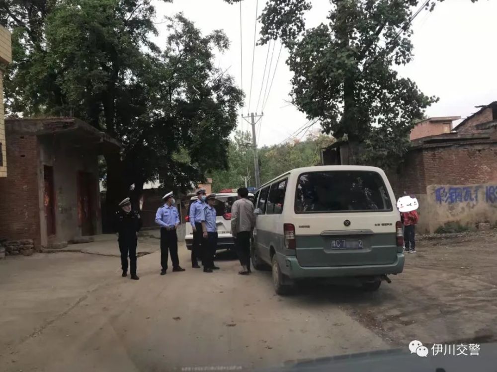 伊川公安交警查獲一輛“黑校車”