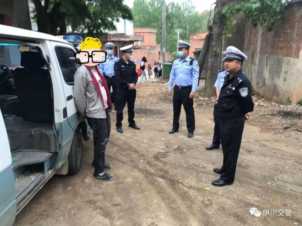 伊川公安交警查獲一輛“黑校車”