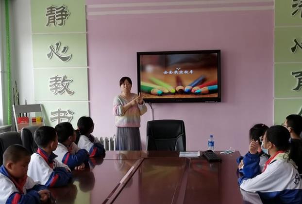 呼瑪縣韓家園鎮(zhèn)勵志學校緊繃校車安全弦 安全知識進校園