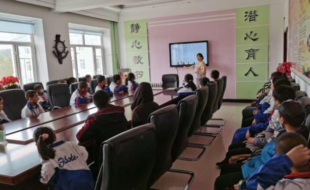 呼瑪縣韓家園鎮(zhèn)勵志學校緊繃校車安全弦 安全知識進校園