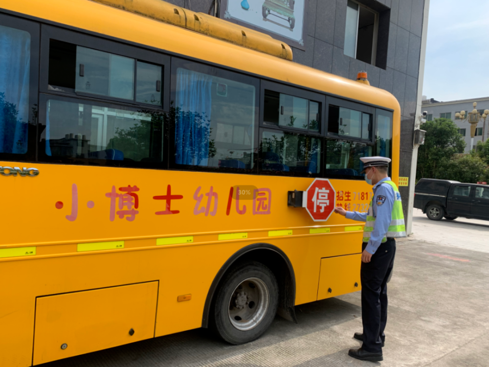 寧德交警開展校車安全檢查，為學(xué)校復(fù)課加把“安全鎖”