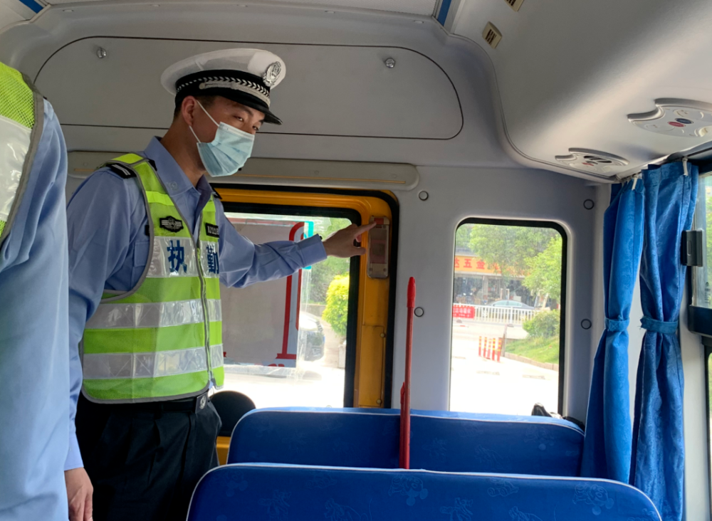 寧德交警開展校車安全檢查，為學(xué)校復(fù)課加把“安全鎖”