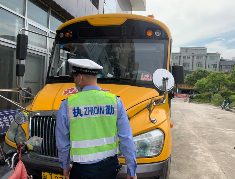 寧德交警開展校車安全檢查，為學(xué)校復(fù)課加把“安全鎖”