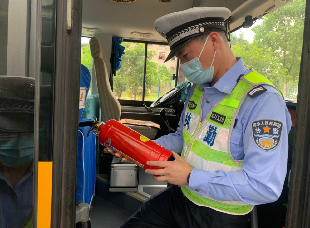 寧德交警開展校車安全檢查，為學(xué)校復(fù)課加把“安全鎖”