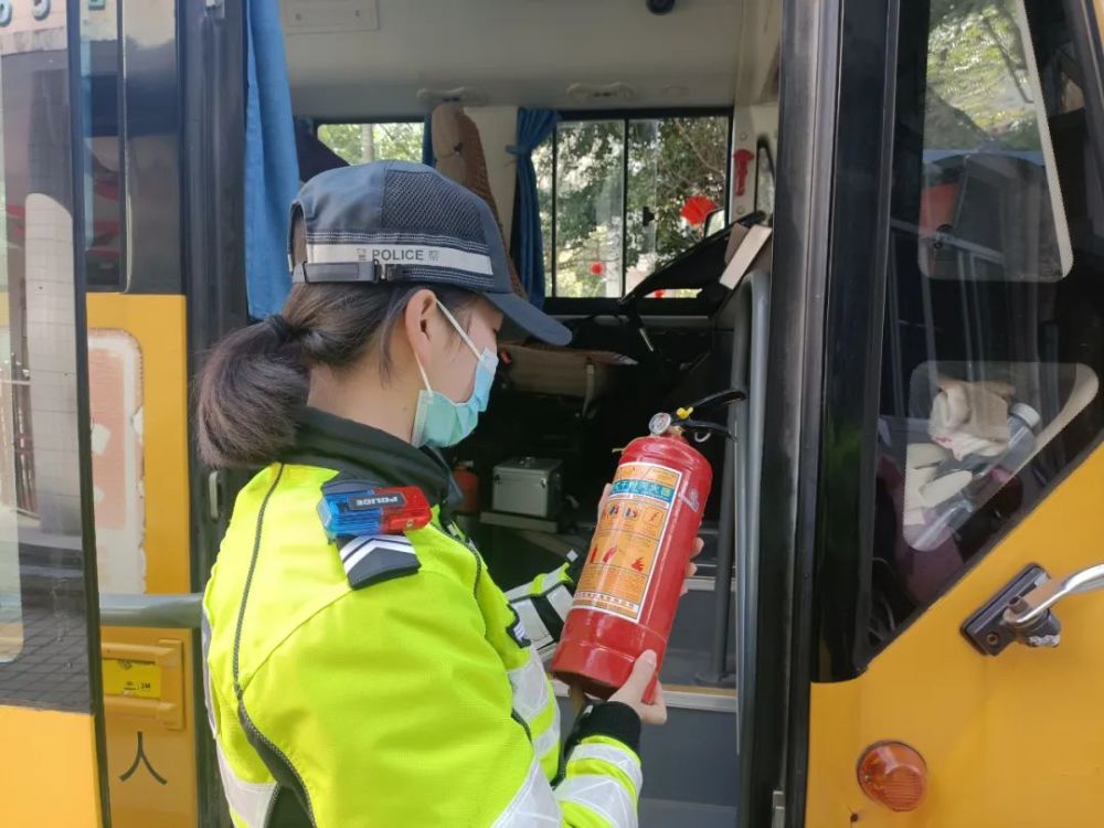 寧德交警開展校車安全檢查，為學(xué)校復(fù)課加把“安全鎖”