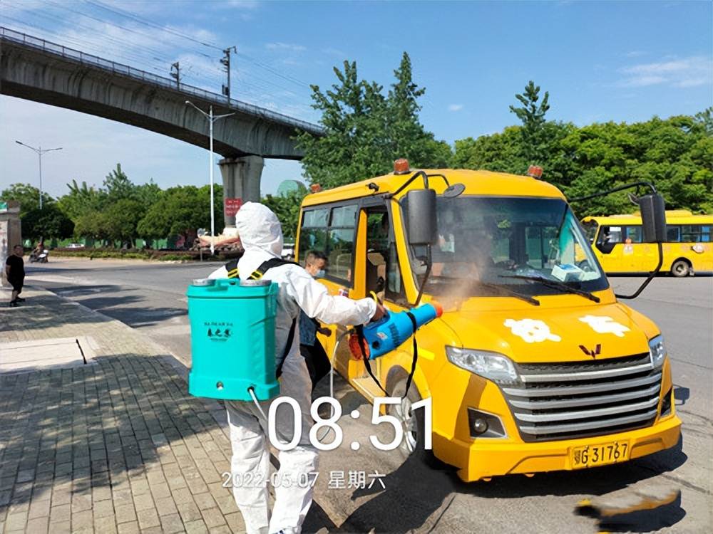 鄂州市大興校車公司集中對(duì)校車進(jìn)行消殺和安全隱患排查