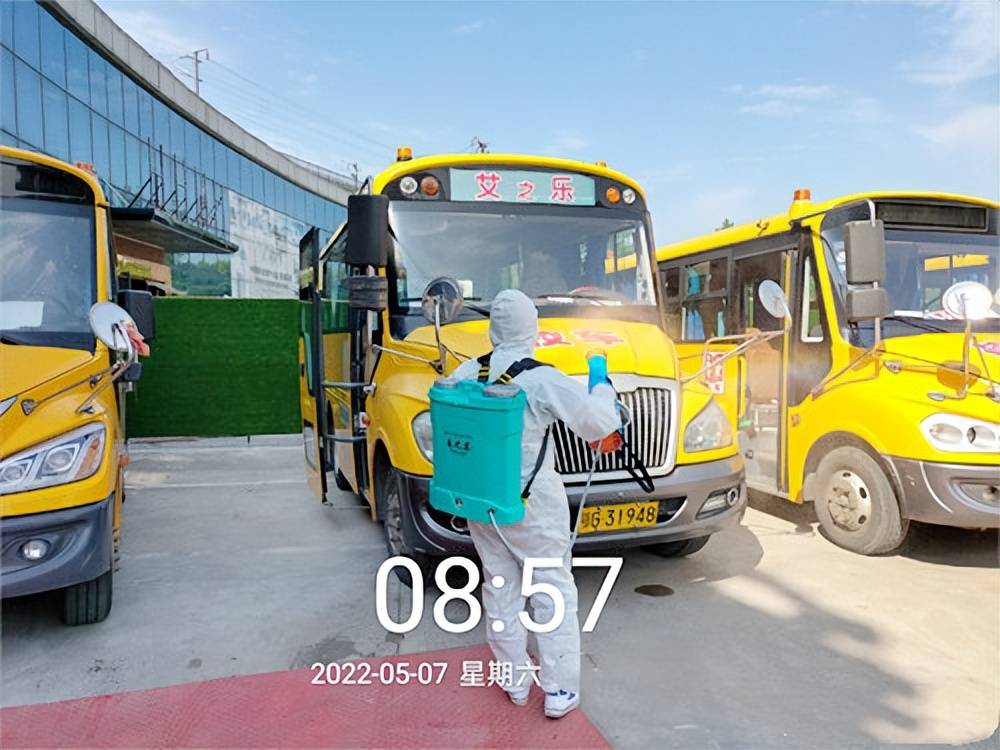 鄂州市大興校車公司集中對(duì)校車進(jìn)行消殺和安全隱患排查