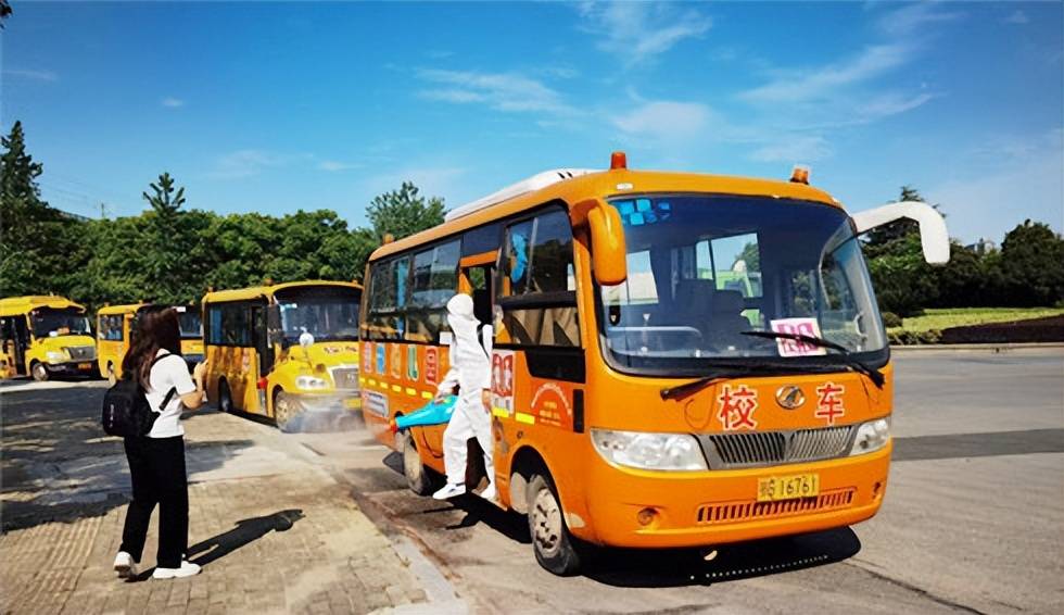 鄂州市大興校車公司集中對(duì)校車進(jìn)行消殺和安全隱患排查