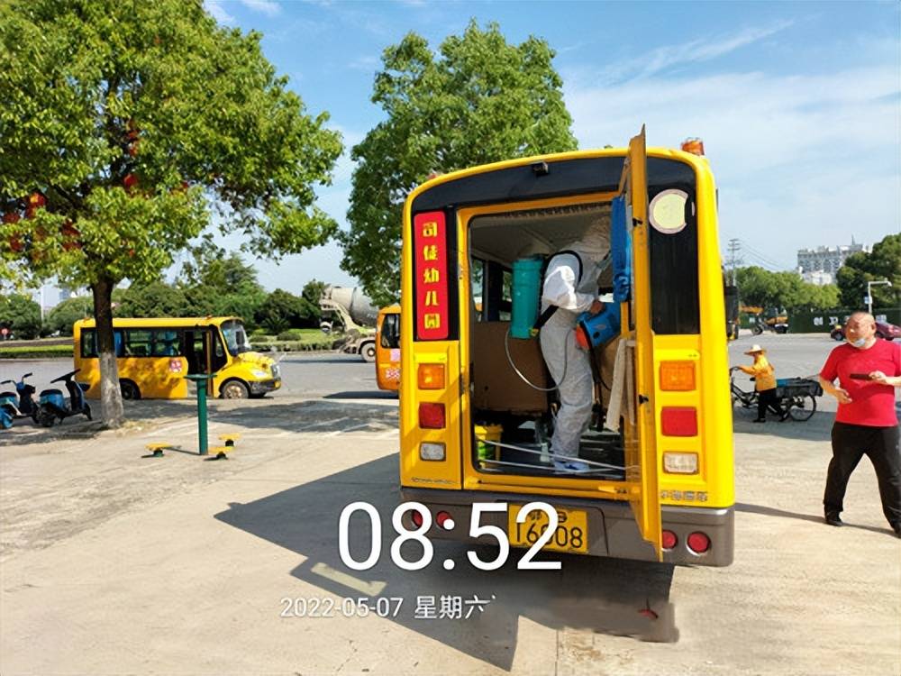 鄂州市大興校車公司集中對(duì)校車進(jìn)行消殺和安全隱患排查