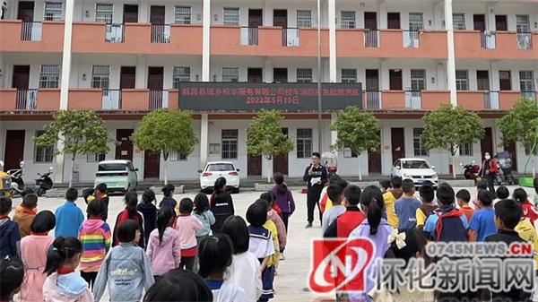 新晃：扶羅鎮(zhèn)中心小學(xué)開展模擬校車著火逃生演練