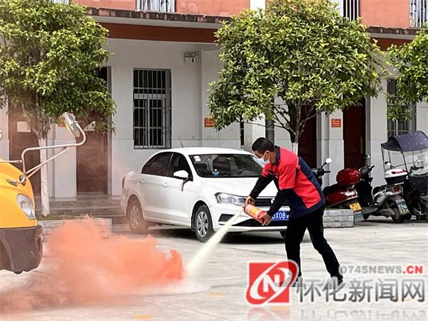 新晃：扶羅鎮(zhèn)中心小學(xué)開展模擬校車著火逃生演練