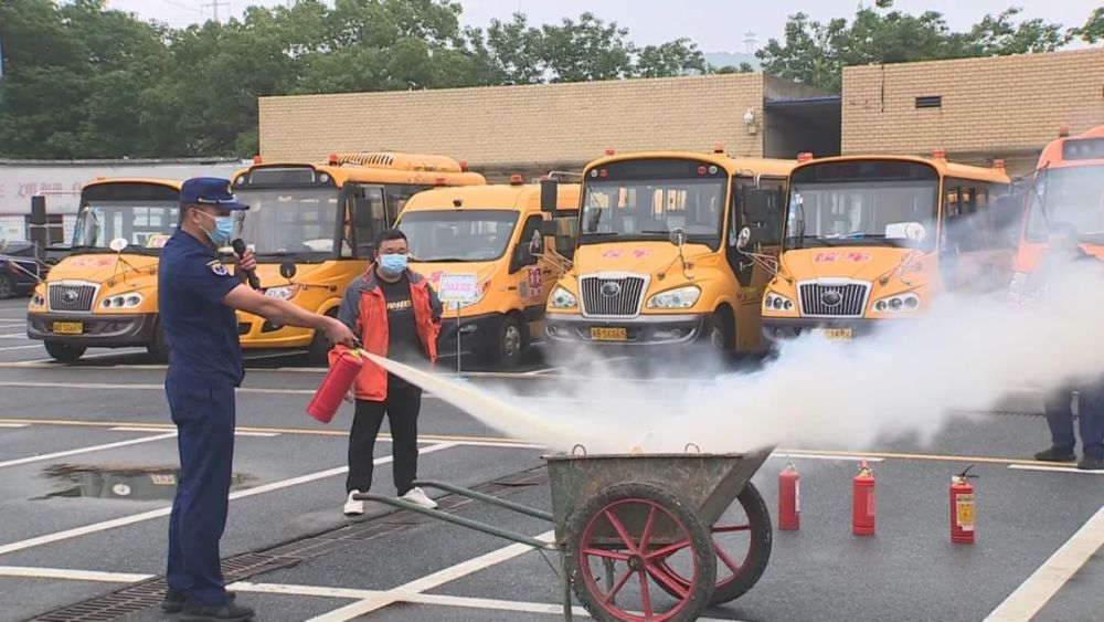 石峰區(qū)開展校車突發(fā)事件應(yīng)急演練