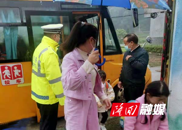 金石橋鎮(zhèn)開展校車安全突擊檢查