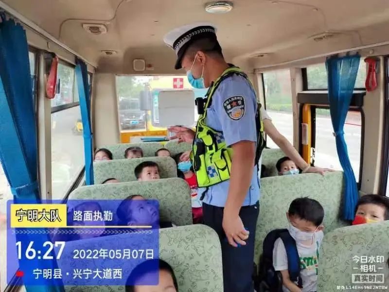 【安全伴我行】寧明交警：擰緊校車“安全閥” 護航上學(xué)“平安路”
