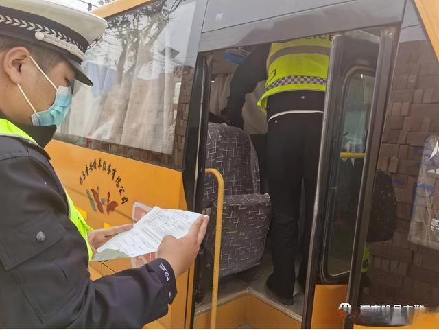 睢縣交警開展校車安全大檢查，為平安上學路“保駕護航”