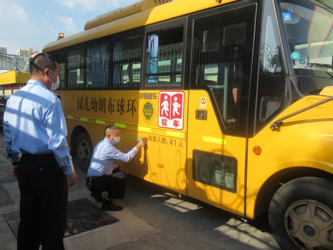 蒙自交警強化校車安全檢查 夯實校園安全防線 蒙自交警強化校車安全檢查 夯實校園安全防線