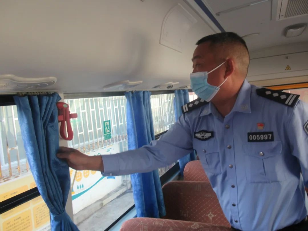 蒙自交警強化校車安全檢查 夯實校園安全防線 蒙自交警強化校車安全檢查 夯實校園安全防線
