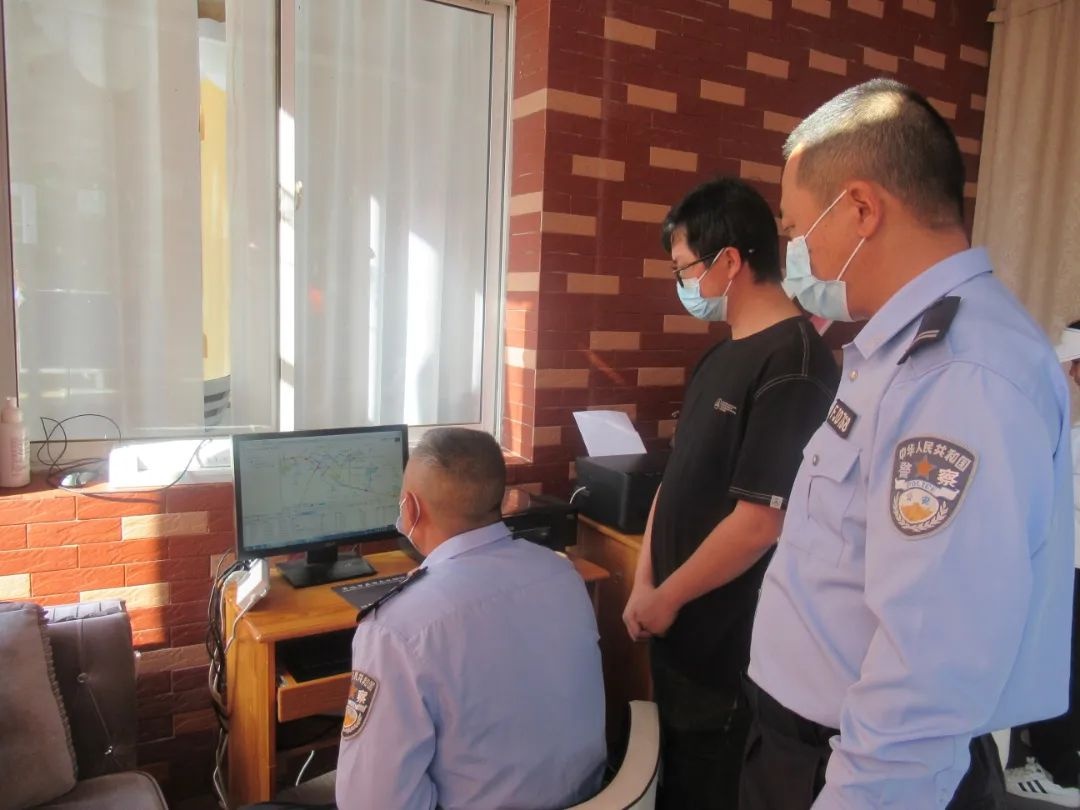 蒙自交警強化校車安全檢查 夯實校園安全防線 蒙自交警強化校車安全檢查 夯實校園安全防線