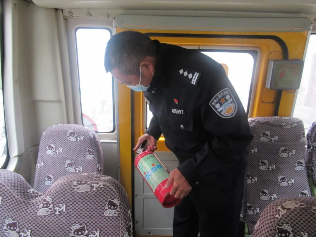 蒙自交警強化校車安全檢查 夯實校園安全防線 蒙自交警強化校車安全檢查 夯實校園安全防線