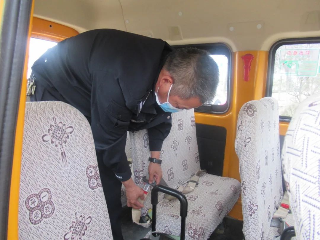 蒙自交警強化校車安全檢查 夯實校園安全防線 蒙自交警強化校車安全檢查 夯實校園安全防線