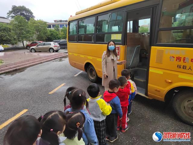 洞口縣竹市鎮(zhèn)中心幼兒園開展乘坐校車安全演練活動