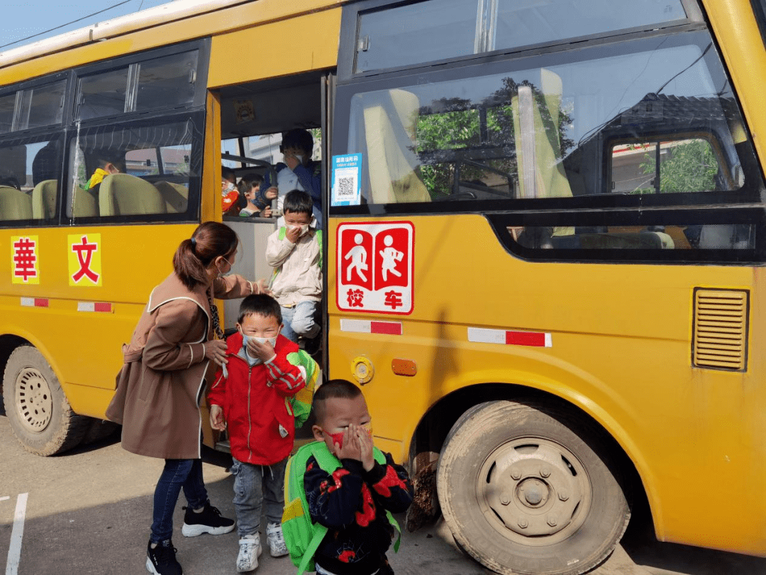 校車(chē)安全演練，我們?cè)谛袆?dòng)——新港幼兒園開(kāi)展校車(chē)突發(fā)事件應(yīng)急疏散演練