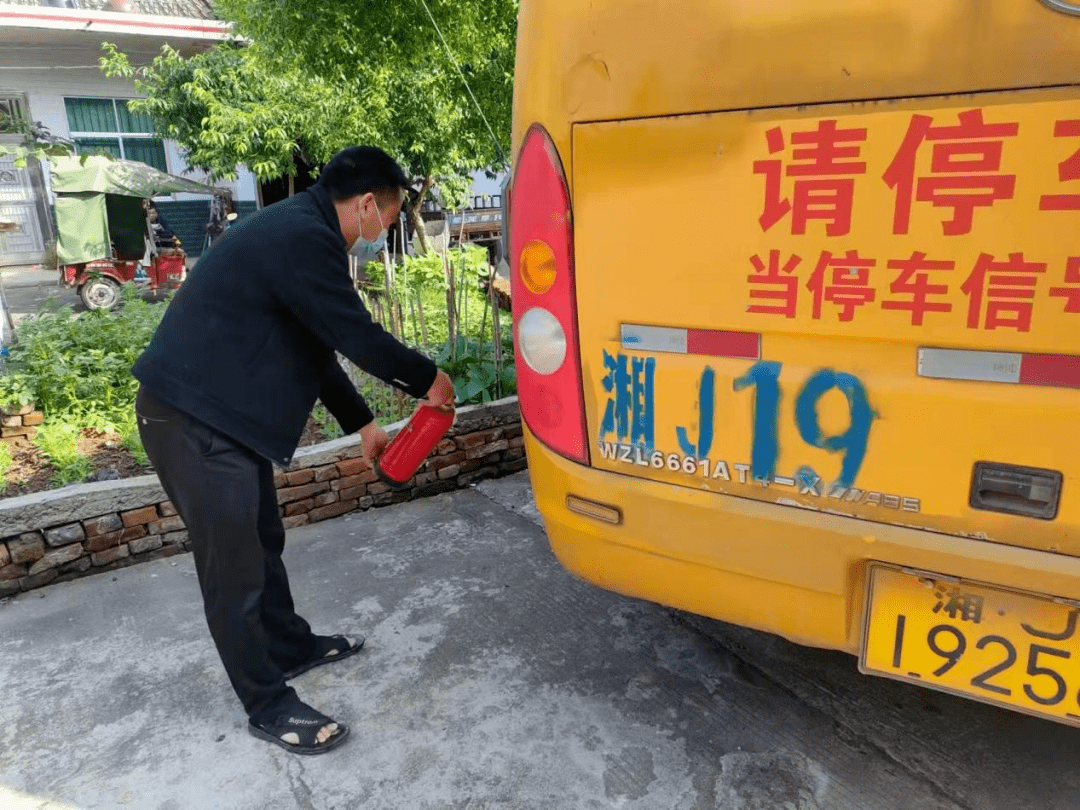 校車(chē)安全演練，我們?cè)谛袆?dòng)——新港幼兒園開(kāi)展校車(chē)突發(fā)事件應(yīng)急疏散演練