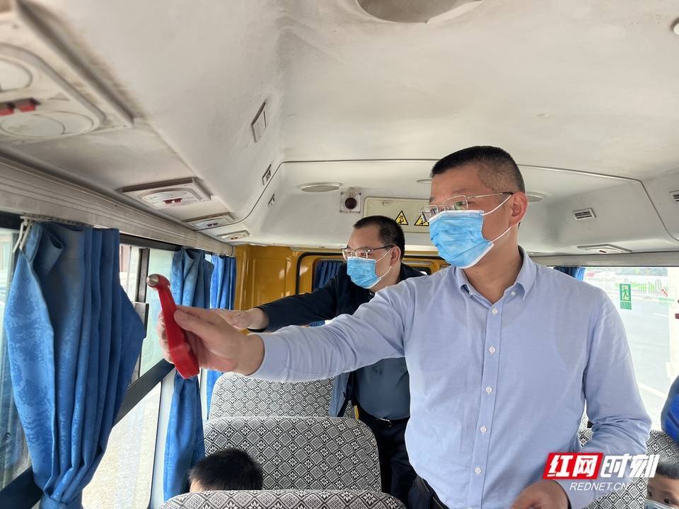 加固學(xué)生出行“安全鎖” 蒸湘區(qū)開(kāi)展校車安全專項(xiàng)整治行動(dòng) 加固學(xué)生出行“安全鎖” 蒸湘區(qū)開(kāi)展校車安全專項(xiàng)整治行動(dòng)