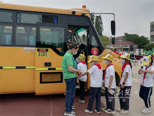 多方合力護航學(xué)生路途安全 江夏區(qū)金口街開啟新的校車運營模式 多方合力護航學(xué)生路途安全 江夏區(qū)金口街開啟新的校車運營模式