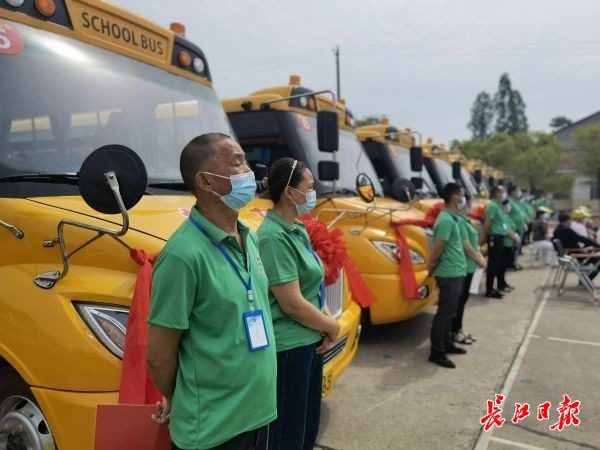 19輛“大鼻子”校車開進偏遠學(xué)校 19輛“大鼻子”校車開進偏遠學(xué)校