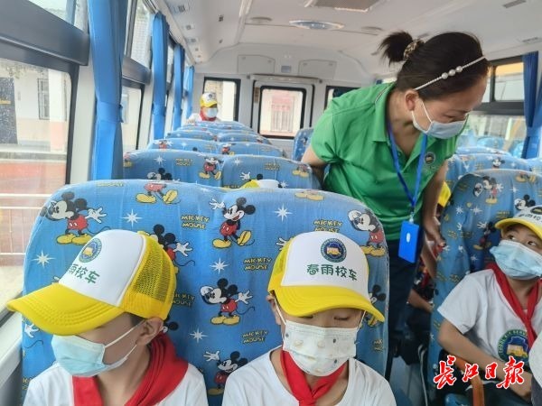 19輛“大鼻子”校車開進偏遠學(xué)校 19輛“大鼻子”校車開進偏遠學(xué)校