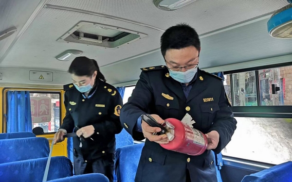 聯(lián)合校車安全檢查 營(yíng)造道路交通環(huán)境