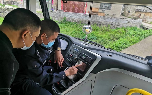 聯(lián)合校車安全檢查 營(yíng)造道路交通環(huán)境