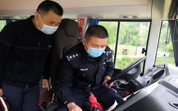 聯(lián)合校車安全檢查 營(yíng)造道路交通環(huán)境