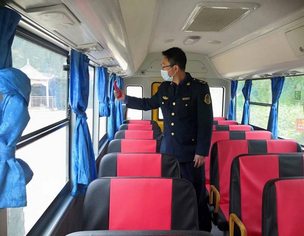 聯(lián)合校車安全檢查 營(yíng)造道路交通環(huán)境