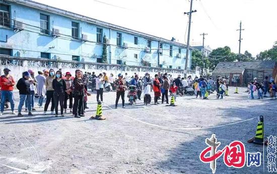 興化市垛田中心小學(xué)校車(chē)行車(chē)難、家長(zhǎng)接送停車(chē)難“有事好商量”現(xiàn)場(chǎng)辦公一朝解